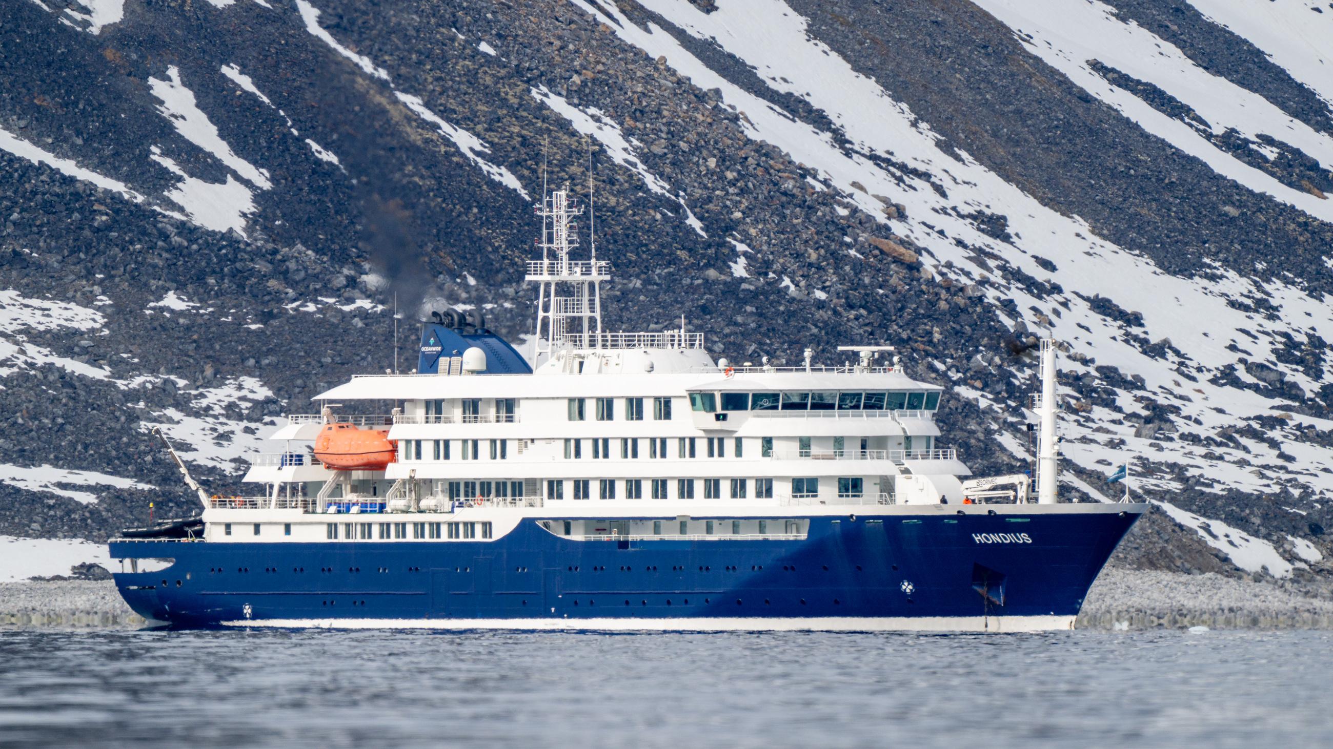 El crucero con hantavirus llega a Tenerife bajo un operativo de máxima seguridad