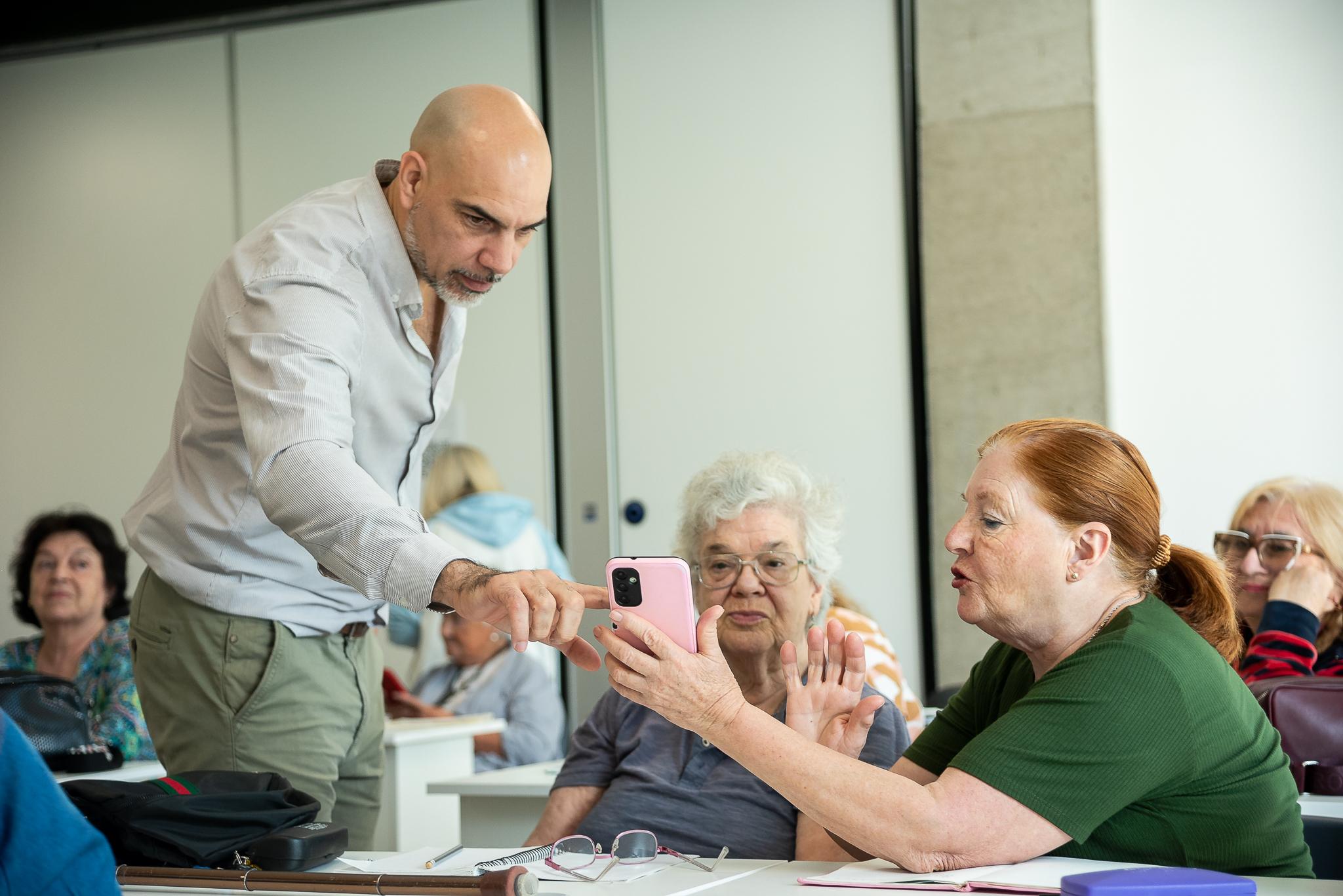 Abren inscripciones para capacitaciones en herramientas digitales destinadas a adultos mayores