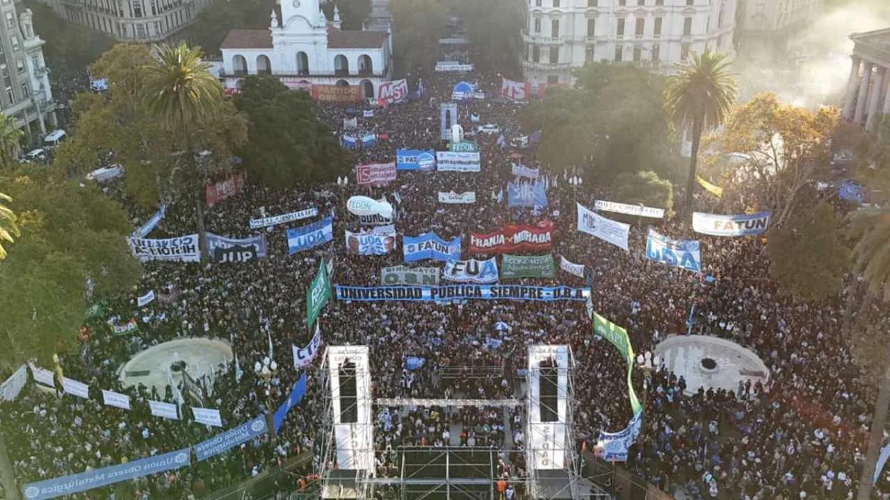 Masiva Marcha Federal Universitaria colmó la Plaza de Mayo