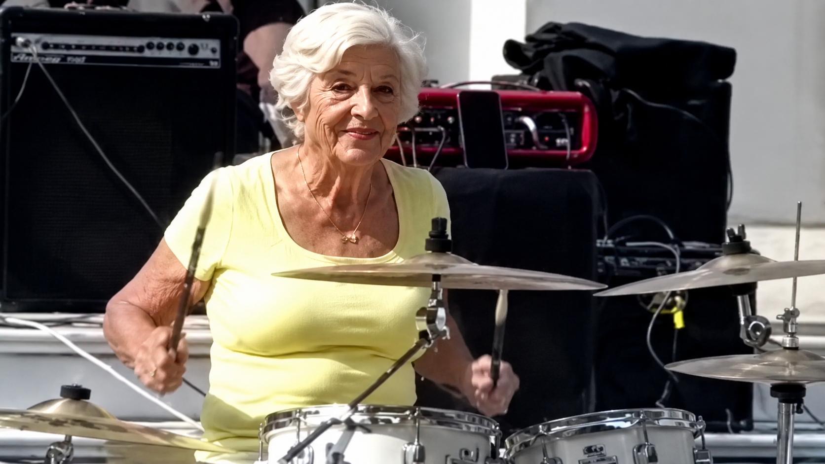 La historia de Elena Morini, la abuela que se volvió viral tocando la batería en la peatonal de Santa Fe