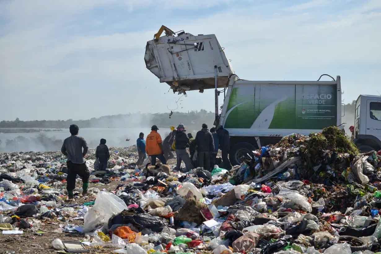El defensor del Pueblo de Paraná advirtió que la situación del volcadero “no aguanta más”