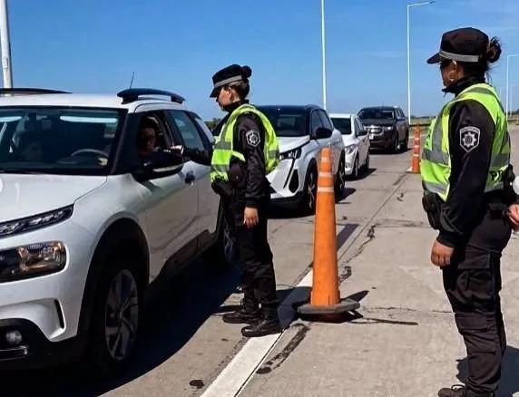 Refuerzan controles de tránsito y operativos viales por el movimiento turístico del fin de semana largo