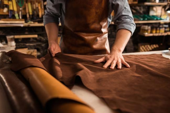 Marroquinería artesanal: tres emprendedores entrerrianos venden a todo el país