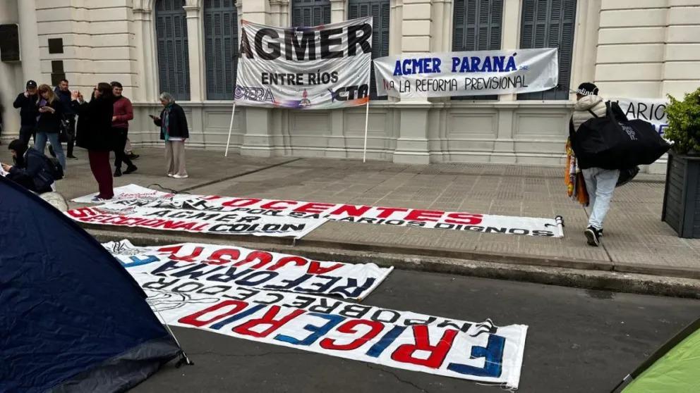 Agmer instaló un acampe frente a la Legislatura en rechazo a la reforma previsional