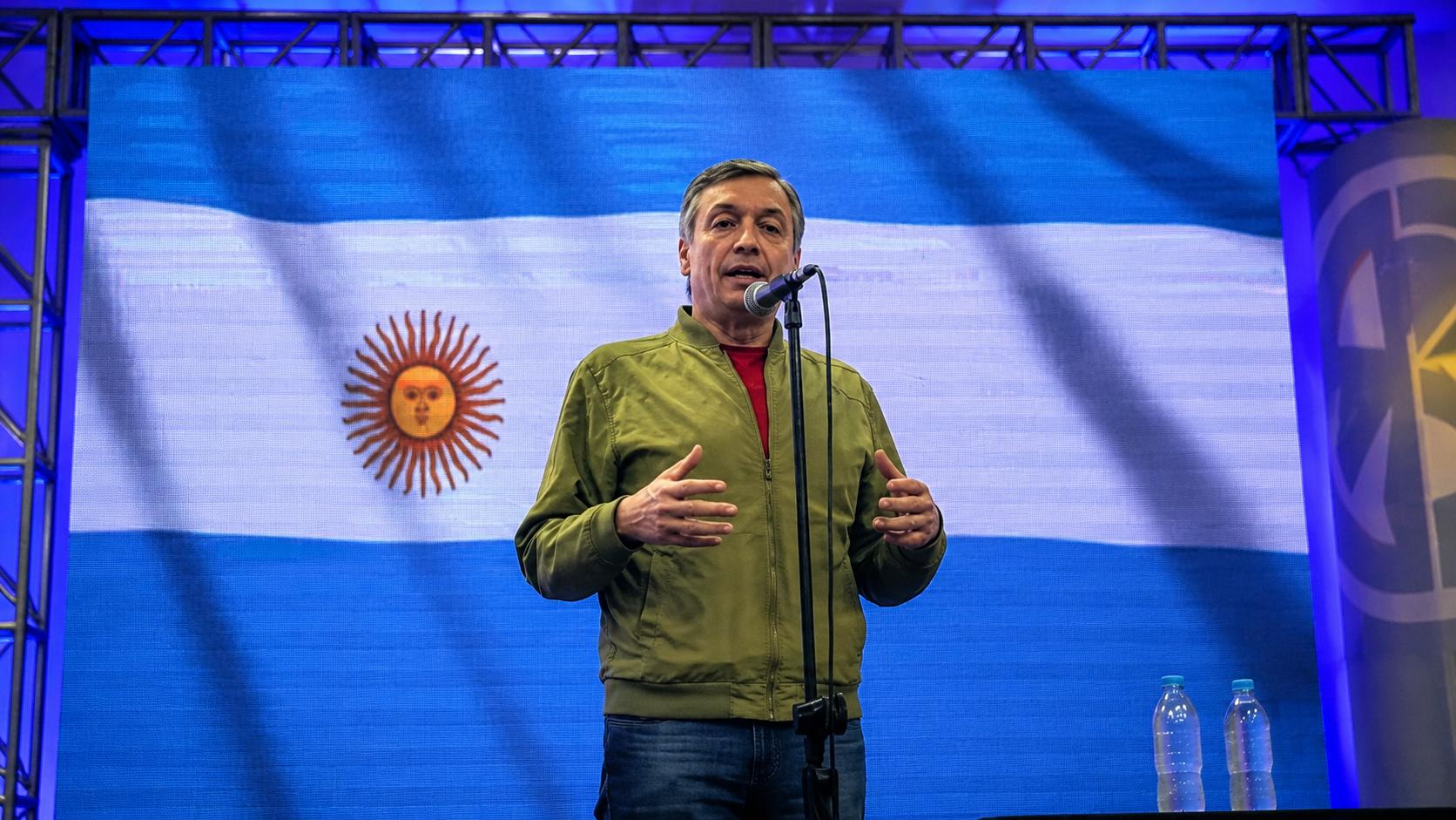 Máximo Kirchner llamó a la autocrítica del peronismo y cuestionó a Frigerio durante un acto en Paraná