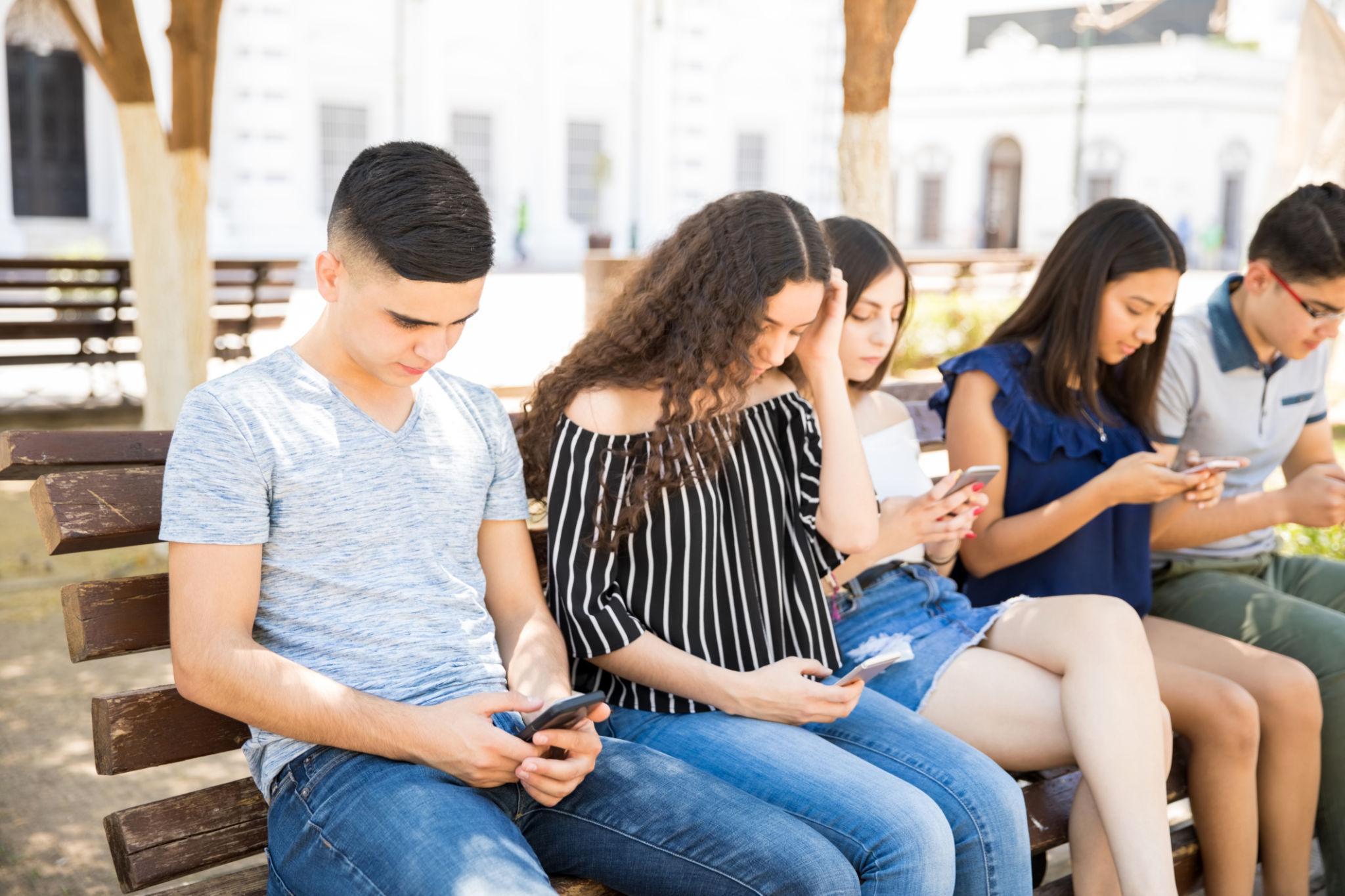 Reino Unido prohibirá las redes sociales a menores de 16 años y reabre un debate global