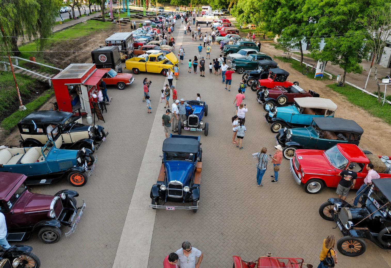 El encuentro de autos antiguos que rescata la historia sobre ruedas en la Ruta 11
