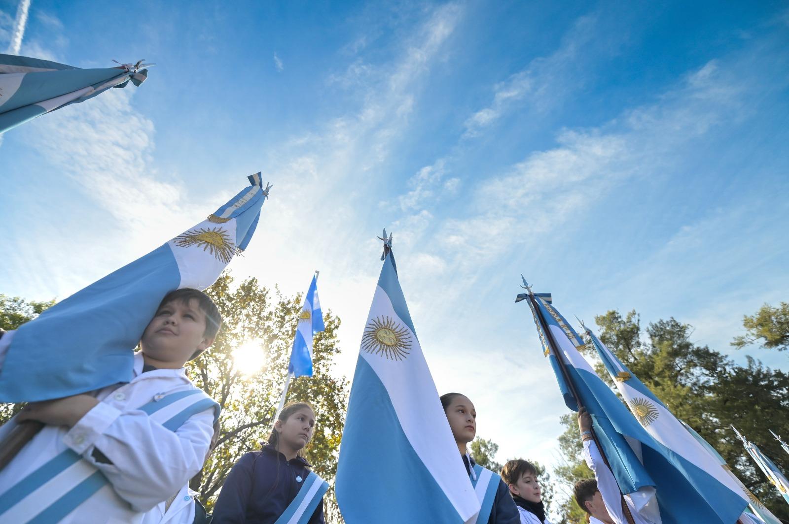 Miles de alumnos entrerrianos prometieron lealtad a la Bandera en emotivos actos realizados en Paraná y el Palacio San José