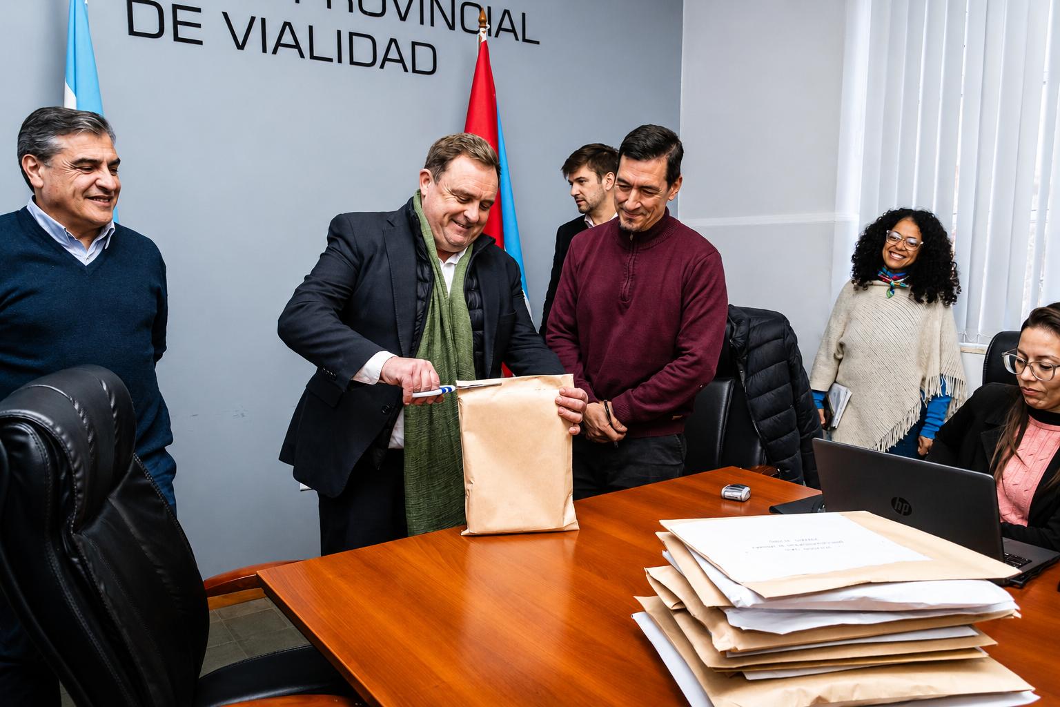 Comienza a concretarse una inversión millonaria en equipamiento vial para atender rutas y caminos provinciales