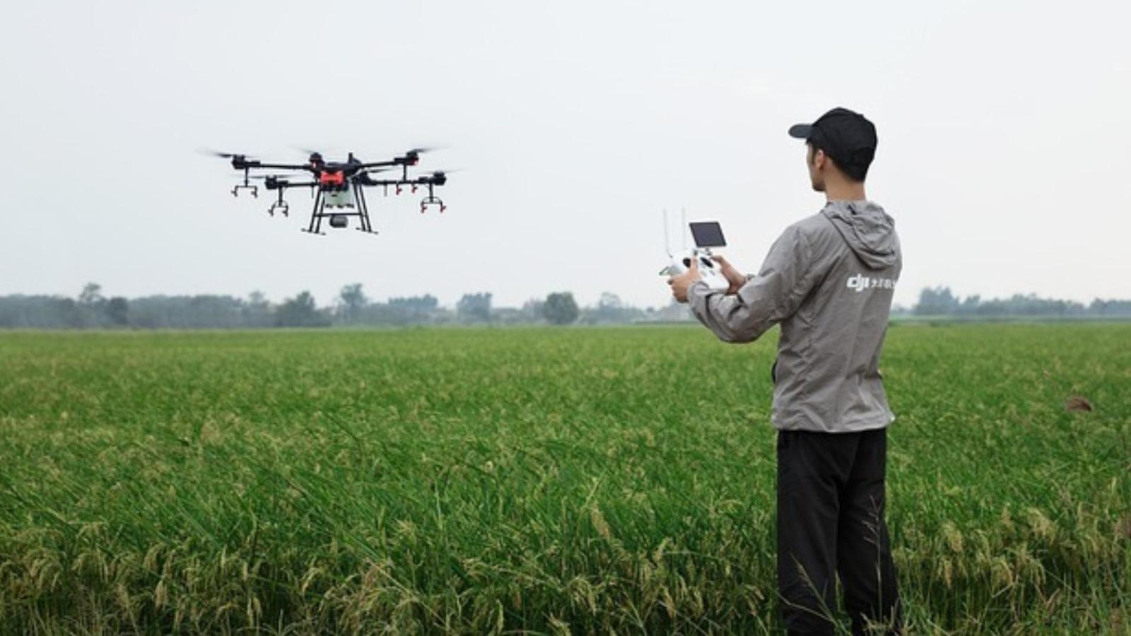 Ponen en marcha el primer curso para otorgar licencias a pilotos de drones aplicadores del agro
