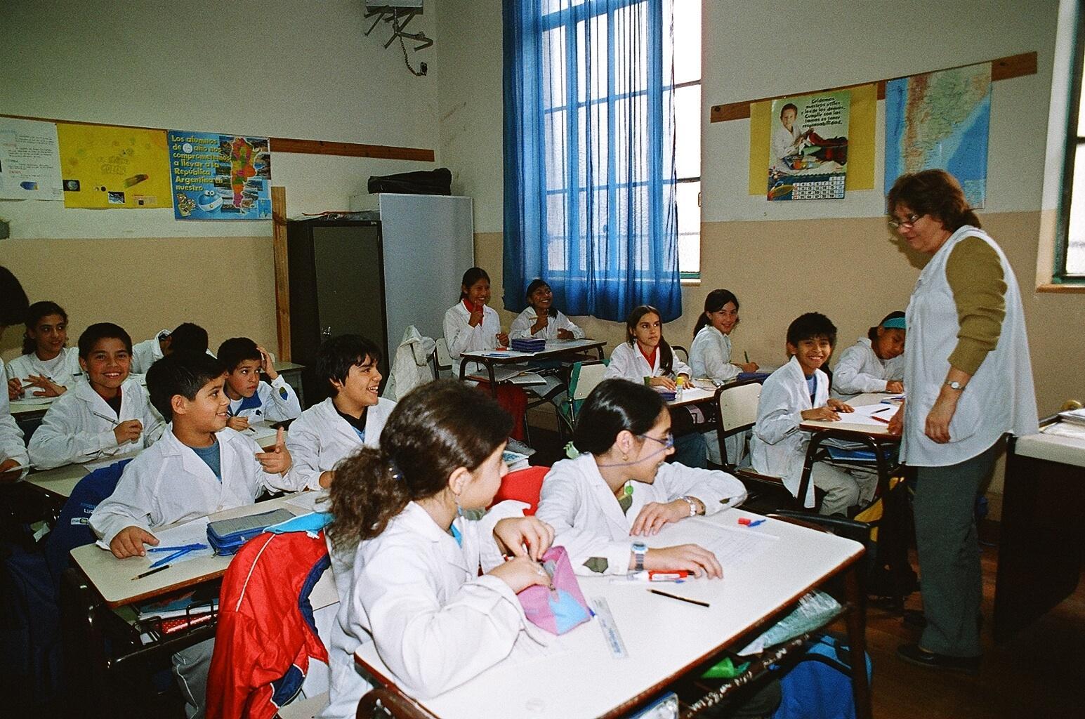 El Gobierno actualizó los salarios docentes y fijó un mínimo de $1.143.317 para jornada completa