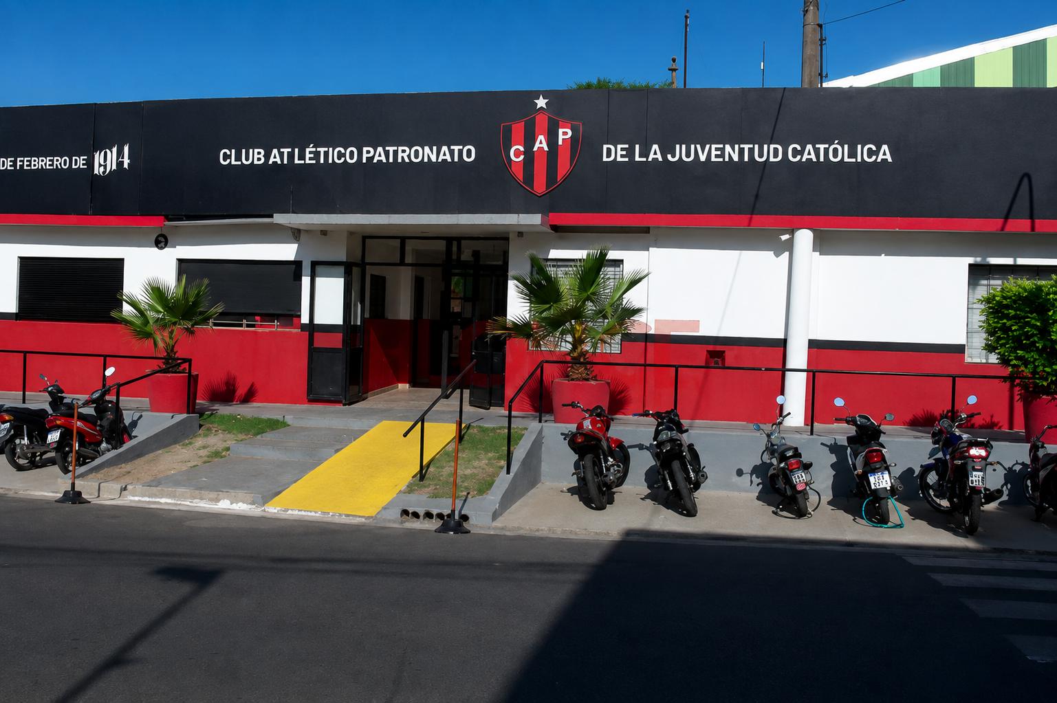 Violencia en Patronato: barras agredieron al plantel y el club repudió el ataque