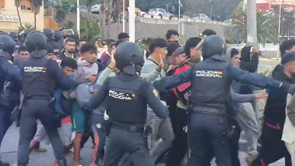 Tensión en Ceuta durante el traslado de migrantes a un campamento en el puerto