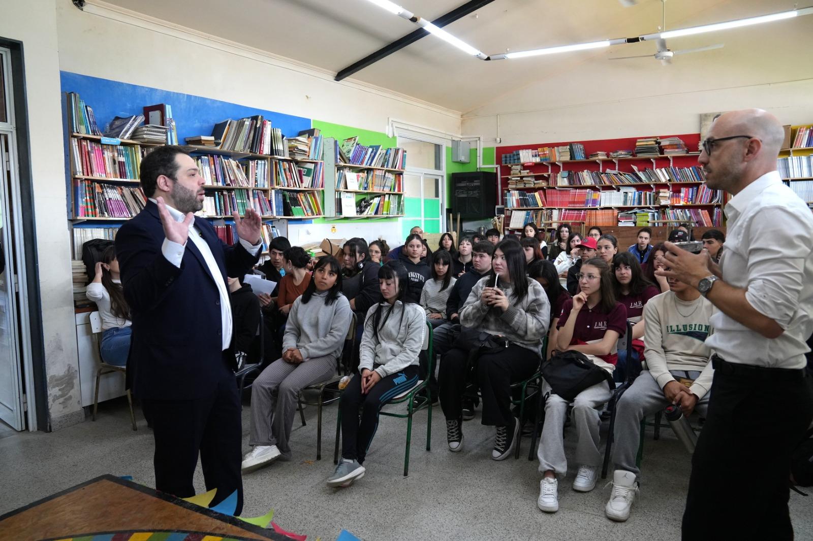 La búsqueda del primer empleo llegó a las aulas de dos escuelas de Paraná