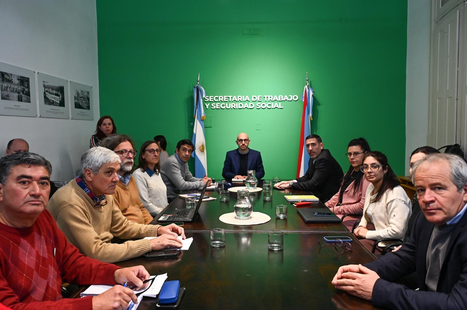 Oferta salarial docente supera el 7 % y fija aumentos hasta diciembre