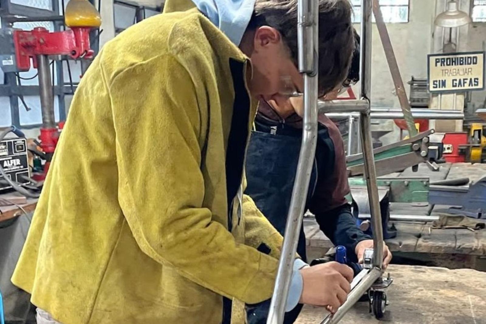 Estudiantes de Santa Elena fabricaron un complejo andador para una persona de la comunidad en sus prácticas profesionalizantes