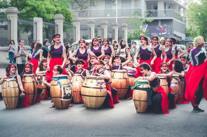 El Contrafestejo celebró sus 25 años con tambores, baile y una Plaza San Miguel tomada por el ritmo