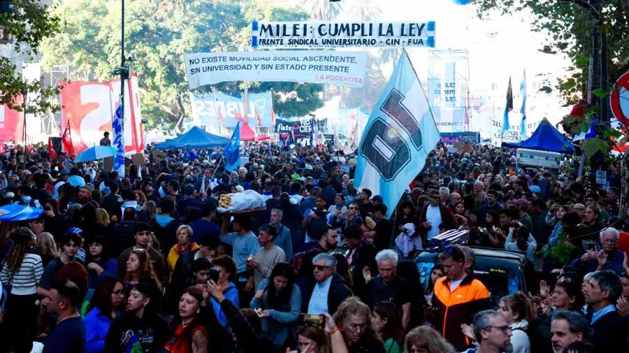 Miles marcharon al Congreso por el financiamiento universitario, con fuerte presencia opositora