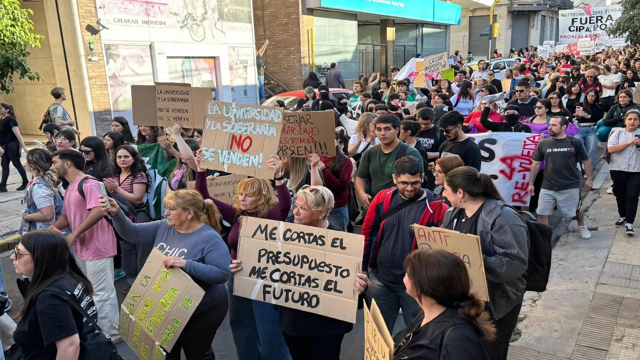 Estudiantes, docentes y gremios marcharon en Paraná para exigir el cumplimiento de la Ley de Financiamiento Universitario