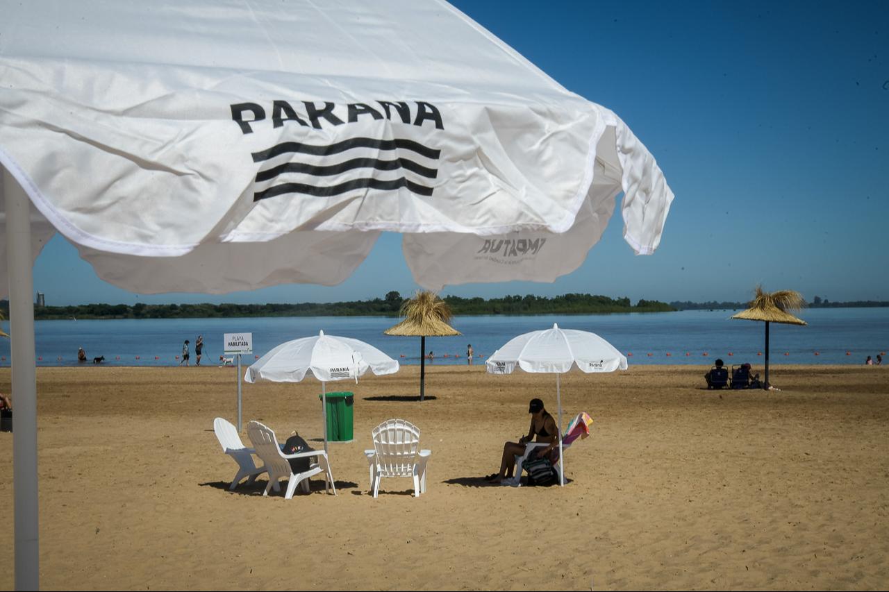 El balneario Thompson abrió la temporada con sus servicios plenos, mientras el río Paraná sigue en ascenso