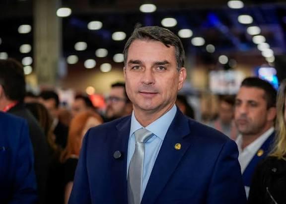La Justicia brasileña le prohibió salir del país a Flávio Bolsonaro tras su derrota ante Lula