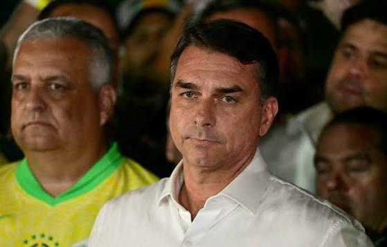 Flávio Bolsonaro aterrizó en EE.UU este miércoles. Milei confirmó que salió desde Puerto Iguazú